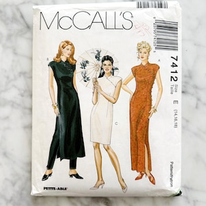 Könnte beinhalten: McCall's 7412 Schnittmusterumschlag mit Illustrationen von drei Kleider-Varianten mit Stehkragen und Seitenschlitzen. Die Entwürfe umfassen ein langes schwarzes Kleid mit Hose, ein kurzes weißes Kleid und ein langes gemustertes orangefarbenes Kleid.