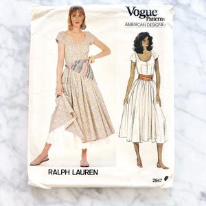 Vogue z lat 80. 2947. Biust 31,5, 34. Sukienka midi Ralph Lauren Cottage Core z rozkloszowaną spódnicą i dekoltem w serek, z halką, w stylu vintage z lat 80.