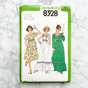 Puede incluir: Un paquete de patrones de costura Simplicity vintage, con tres diseños de vestidos. El paquete es verde con el número 8328 y el texto "CONTAINS TWO SIZES SIZE 5/6 & 7/8 YNG. JR./TEEN". Los vestidos son florales, blancos y verdes.