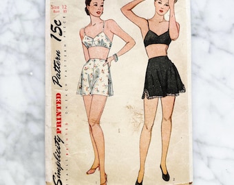Simplicity 2694 – Bust 34. 1940s Maternity wrap around slip dress and panties set with lace trim. Vintage sewing pattern.