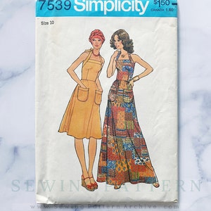 Peut inclure: Patron de couture Simplicity numéro 7539, taille 10, pour une robe maxi sans manches avec un décolleté halter. Le patron montre deux mannequins portant la robe, l'une en jaune uni et l'autre en imprimé patchwork coloré.
