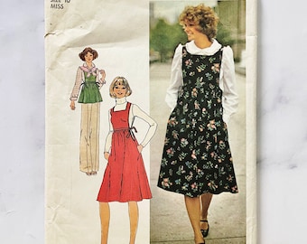 70s Simplicity 7372. 32, 34 38 bust Babydoll pinafore apron cottage dress pockets peter pan collar blouse 1970s vintage sewing pattern volup