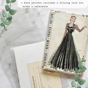 Puede incluir: Un archivo de patrones de costura vintage con un patr&oacute;n de revisi&oacute;n pict&oacute;rica con un dise&ntilde;o de vestido negro. La imagen incluye una tarjeta de cat&aacute;logo y el texto "SEWING PATTERN ARCHIVE PRESERVING FASHION HISTORY".