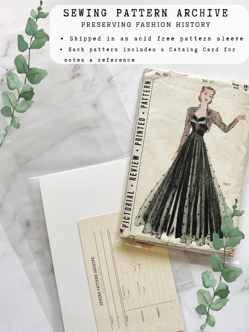 Puede incluir: Un archivo de patrones de costura vintage con un patr&oacute;n de revisi&oacute;n pict&oacute;rica con un dise&ntilde;o de vestido negro. La imagen incluye una tarjeta de cat&aacute;logo y el texto "SEWING PATTERN ARCHIVE PRESERVING FASHION HISTORY".