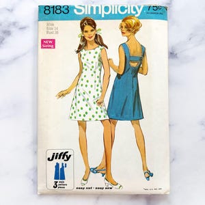 以下が含まれることがあります： ヴィンテージ Simplicity の縫製パターン 8183、ドレス用。 パターンはミスサイズ、サイズ 14、バスト 91 cm 用です。 表紙には 2 つのドレスのデザインが描かれており、1 つは緑のドット、もう 1 つは青です。