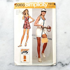 Puede incluir: Un patrón de costura vintage Simplicity para un vestido de tenis. El patrón es para la talla 10, con una medida de pecho de 82,5 cm y una medida de cintura de 63,5 cm. El patrón incluye instrucciones para hacer un vestido de tenis blanco con una falda corta y una visera blanca. El patrón también incluye un vestido floral rojo y blanco con una falda corta. El patrón está etiquetado como "Super Jiffy" y es fácil de cortar y coser.