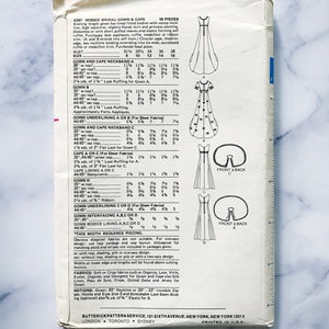 Op de afbeelding: Een zwart-wit naaipatroon voor een bruidsjurk en een cape. Het patroon bevat instructies voor maten 8 tot 16. Het patroon is van Butterick Pattern Service.
