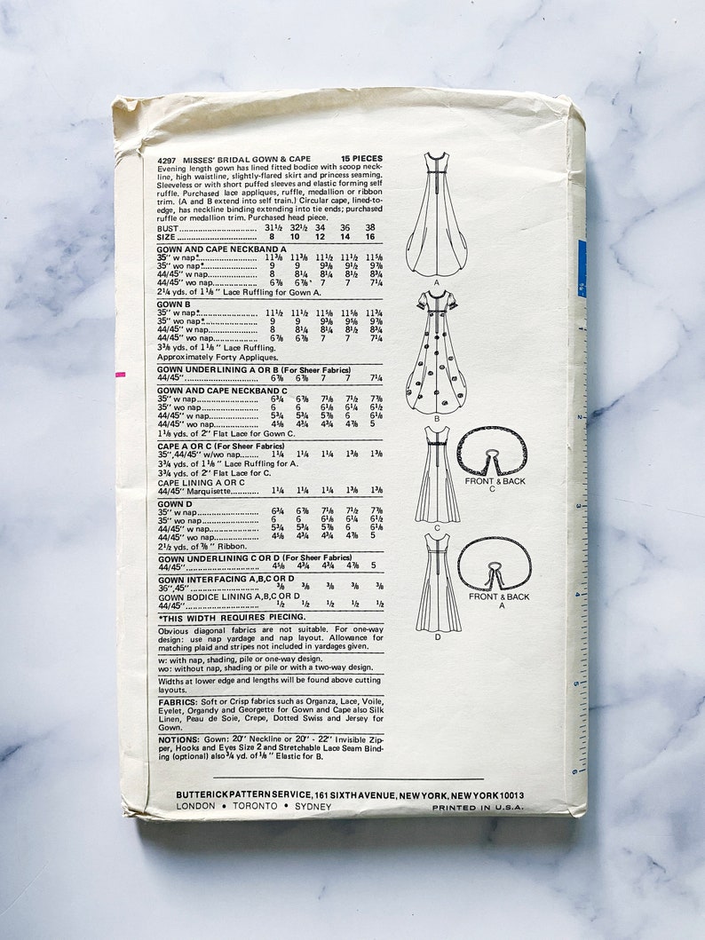 Op de afbeelding: Een zwart-wit naaipatroon voor een bruidsjurk en een cape. Het patroon bevat instructies voor maten 8 tot 16. Het patroon is van Butterick Pattern Service.