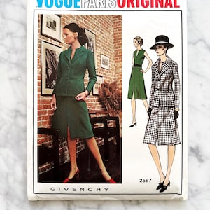 以下が含まれることがあります： ヴィンテージのヴォーグ・パリ・オリジナルの裁縫パターン番号2587。緑色のドレスと白黒のチェック柄のジャケットの型紙です。ジバンシィのデザインです。