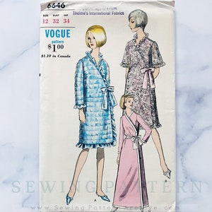 Puede incluir: Patrón de costura Vogue vintage número 6646 para un vestido de envoltura. El patrón incluye tres tallas: 12, 32 y 34. El patrón es para un vestido con un cuello con volantes y un cinturón de lazo. El patrón está ilustrado con tres mujeres que llevan el vestido en diferentes colores y patrones.