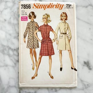 Puede incluir: Patrón de costura vintage Simplicity número 7856 para un vestido. El patrón es para una señorita, talla 16, pecho 96,5 cm. El patrón muestra tres estilos de vestidos diferentes, uno con estampado floral, otro con estampado a cuadros y otro en un color sólido.