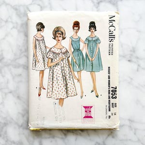 McCall’s 7053 – Büste 34, 36. 1960er Jahre Morgenmantel im Set mit Passe. Geraffter Ausschnitt mit Paspelierung. Schnittmuster Nähanleitung.