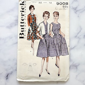 Puede incluir: Patrón de costura vintage para un vestido con estampado de vichy. El patrón es para una talla de busto 32 y es de Butterick. El número de patrón es 9008.