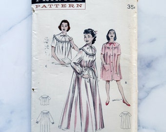 Op de afbeelding: Vintage naaipatroon voor een nachtjapon of een ochtendjas. Het patroon is van Butterick en is voor een borstomvang van 76 cm en maat 12. Het patroon is gedrukt op wit papier met een roze en witte illustratie van een vrouw in een nachtjapon.