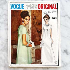 Puede incluir: Patrón Vogue Paris Original para un vestido de Christian Dior, número de patrón 2024. El patrón muestra dos modelos con el vestido, uno en verde y otro en blanco.