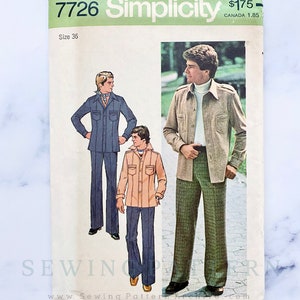Puede incluir: Patrón de costura vintage Simplicity número 7726 para ropa de hombre. El patrón incluye tres estilos diferentes: una camisa de manga larga con cuello, una camisa de manga corta con cuello y un pantalón. El patrón está impreso en un fondo blanco con texto verde y marrón.