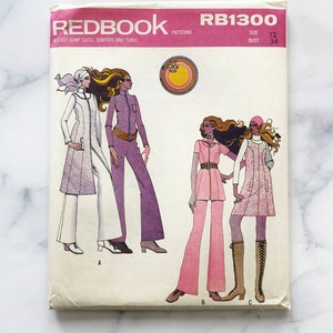 Puede incluir: Patrón de costura vintage para un mono, una túnica y unos pantalones. El patrón es de Redbook y es de talla 12 con una medida de pecho de 86 cm. El patrón presenta tres estilos diferentes de ropa, todos con una estética de los años 70.