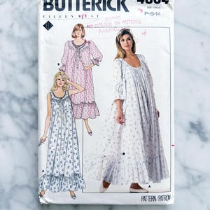 Puede incluir: Patrón de costura vintage para un camisón, con estampado floral blanco y azul. El patrón es de Butterick y es el número 4864. La talla es P-S-M.