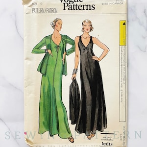 Puede incluir: Patrón de costura Vogue vintage número 9632 para la talla 10. El patrón es para un vestido con cuello en V y un lazo en el escote. El patrón es para usar solo con tejidos de punto elásticos. El patrón está impreso en un fondo blanco con ilustraciones en negro y verde del vestido.