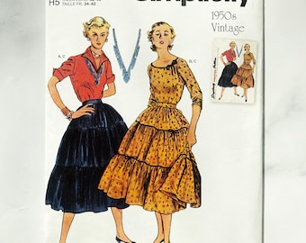 Eenvoud S9537. 4-12, 14-22. ongesneden nieuw. Retro gelaagde rok met ruches en terrasjurk met boothals. Heruitgave vintage naaipatroon uit de jaren 50