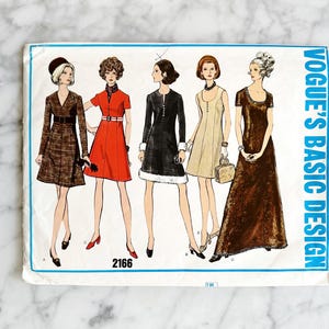 Puede incluir: Patrón de costura vintage Vogue's Basic Design número 2166 con cinco estilos de vestidos diferentes. El patrón incluye un vestido de manga larga con ribete de piel, un vestido de manga corta con cuello Peter Pan, un vestido sin mangas con cuello redondo, un vestido sin mangas con cuello en V y un vestido de manga larga con cuello redondo.