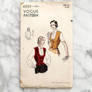 Könnte beinhalten: Vintage Vogue Schnittmuster für eine Weste, Größe 12, Brustumfang 76 cm. Das Schnittmuster zeigt zwei Frauen, die verschiedene Westen tragen, eine in Rot und eine in Gelb. Die Schnittmuster-Nummer lautet 6555-40c.