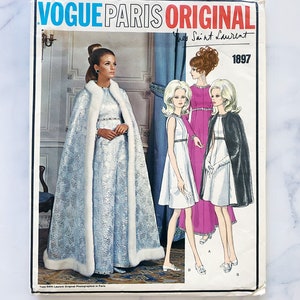 Original Vogue Paris des années 60, 1897. 32, 34 buste. non coupé et suiv. YSL Yves Saint Laurent robe droite cape ligne fourrure mod vintage des années 1960 patron de couture