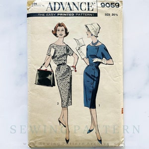 Peut inclure: Patron de couture vintage pour une robe, modèle Advance numéro 9059, taille 20 1/2. Le patron présente deux illustrations de femmes portant des robes à manches courtes et à silhouette ajustée. Le texte "...THE EASY PRINTED PATTERN!" est imprimé sur le patron.