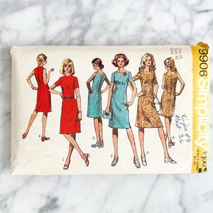 Puede incluir: Patrón de costura vintage Simplicity número 9906 para un vestido. El patrón incluye cinco estilos diferentes de vestidos, incluyendo un vestido rojo, un vestido azul y un vestido de estampado floral. El patrón es para las tallas 12 a 20.