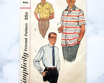 Könnte beinhalten: Vintage Simplicity Schnittmuster 2081 für Herrenhemden. Das Muster zeigt Illustrationen von drei Hemden-Designs: ein gelbes, geblümtes Kurzarmhemd, ein gestreiftes Kurzarmhemd und ein gestreiftes Langarmhemd mit Krawatte. Das Muster ist mit "Medium" gekennzeichnet.