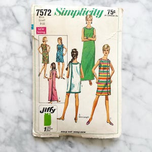 Simplicity 7572 – Small, Medium. 1960s Jiffy 3 armhole shift dress with wrap back. Vintage sewing pattern