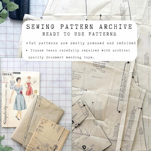 Puede incluir: Una colecci&oacute;n de patrones de costura y piezas de patrones vintage. La imagen incluye un sobre de patr&oacute;n con ilustraciones de vestidos, junto con hojas de patr&oacute;n dobladas. El texto en la imagen dice "SEWING PATTERN ARCHIVE READY TO USE PATTERNS".