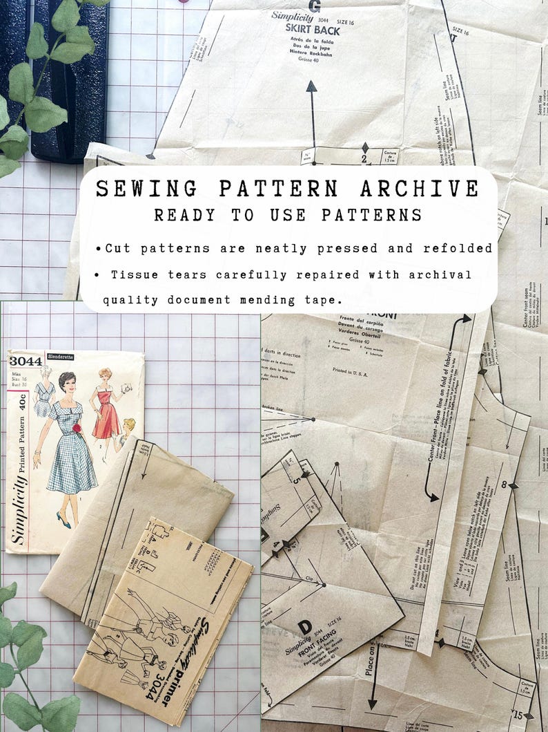 Puede incluir: Una colecci&oacute;n de patrones de costura y piezas de patrones vintage. La imagen incluye un sobre de patr&oacute;n con ilustraciones de vestidos, junto con hojas de patr&oacute;n dobladas. El texto en la imagen dice "SEWING PATTERN ARCHIVE READY TO USE PATTERNS".