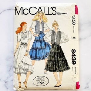 Op de afbeelding: McCall's naaipatroon nummer 8439 voor een maat 8 met een borstomvang van 31 1/2. Het patroon is voor een gelaagde rok met een vest en een blouse. Het patroon is van een Norton Simon Inc. bedrijf en kost $ 3,50.