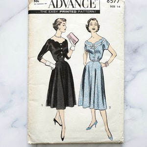 Puede incluir: Patrón de costura vintage para un vestido, patrón Advance número 8577, talla 14. El patrón presenta dos vestidos, uno negro y otro azul con lunares blancos. El patrón se titula "...The Easy Printed Pattern!"