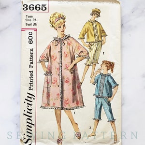 Puede incluir: Patrón de costura vintage Simplicity número 3665 para una adolescente talla 14, pecho 86 cm. El patrón incluye instrucciones para una bata de manga larga con estampado floral y ribete de encaje, una blusa de manga corta con ribete de encaje y pantalones cortos a juego. El patrón está impreso en un fondo blanco con texto negro.