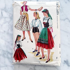 Peut inclure: Patron de couture vintage McCall's pour un costume paysan. Le patron comprend trois styles différents : un haut avec un gilet, un costume gitan et un costume paysan. Le patron est imprimé sur du papier blanc avec du texte noir et des illustrations. Le numéro du patron est 792 et la taille est 35c.