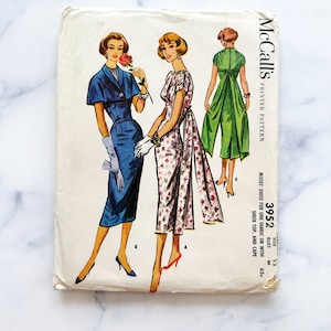 50er Jahre McCalls 3952. 32 Büste. Schmales Bleistiftrock-Cocktailkleid + Kurzcape. Zurück schwimmende drapieren schiere Panel. 50er Jahre Vintage Schnittmuster