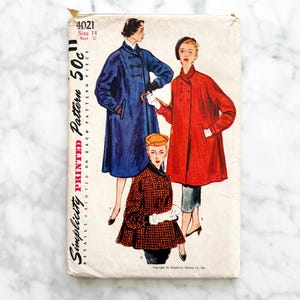Puede incluir: Sobre de patrón Simplicity vintage con ilustraciones de abrigos de mujer en azul, rojo y marrón. El sobre incluye el texto "Simplicity Printed Pattern 50c" y detalles para la talla 14, contorno de pecho 81 cm.