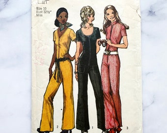 Simplicité des années 70 9931. 32 buste. Combinaison mod rétro à jambes évasées en V avec encolure dégagée. Manches courtes zippées sur le devant. Patron de couture vintage des années 1970