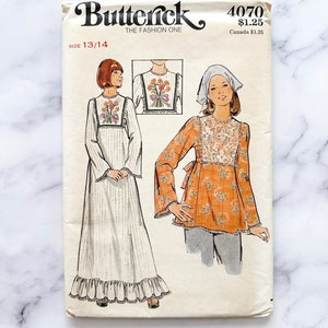 Puede incluir: Patrón de costura Butterick vintage con ilustraciones de dos conjuntos. El patrón incluye un vestido largo blanco con bordado floral y un dobladillo con volantes, y una blusa naranja con mangas acampanadas y detalles florales. El patrón es talla 13/14.