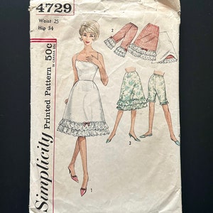 Puede incluir: Patrón de costura vintage Simplicity número 4729 para una enagua con ribete de encaje. El patrón incluye tres estilos diferentes: una enagua completa, una enagua más corta y un par de bombachos. El patrón está impreso en papel blanco con texto negro e ilustraciones.