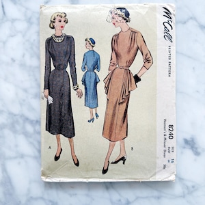 Puede incluir: Patrón de costura vintage McCall's para un vestido de mujer, talla 16, busto 86 cm. El patrón muestra dos estilos diferentes de vestidos, uno con un corpiño ajustado y una falda completa, y el otro con un corpiño ajustado y una falda de capas. El patrón está impreso en un fondo blanco con texto negro.