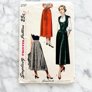 Könnte beinhalten: Vintage Simplicity Schnittmuster Nummer 2757 für einen Rock. Das Muster ist auf weißem Hintergrund gedruckt mit Illustrationen einer Frau, die drei verschiedene Röcke trägt. Die Röcke sind rot, schwarz-weiß kariert und grün. Das Muster ist für die Größen 14 und 32.