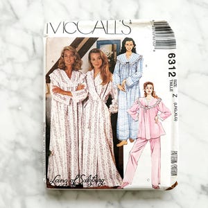 Puede incluir: Un patrón de costura para un camisón y un pijama. El patrón es de McCall's y es para la talla Z (grande y extra grande). El patrón presenta un camisón de estampado floral, un camisón a cuadros y un pijama rosa.