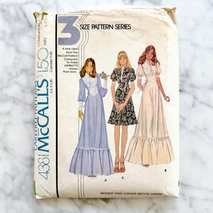 McCalls 4381. Busto: 31-32-33. Vestido de novia estilo campestre de los años 70. Vestido largo con falda con volantes, patrón de costura vintage de los años 70.