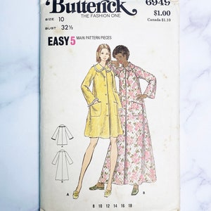 Puede incluir: Patrón de costura vintage para una bata larga con cuello. El patrón es para las tallas 10, busto 32 1/2 pulgadas. El patrón se llama "Easy 5" y es de Butterick, The Fashion One. El número del patrón es 6945 y el precio es de $ 1,00.