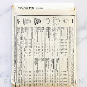 Op de afbeelding: Een vintage McCall's naaipatroon voor een damesblouse, vest, rok en petticoat. Het patroon is voor maten 8-16 en bevat instructies voor het maken van elk kledingstuk. Het patroon is gedrukt op een witte achtergrond met zwarte tekst en illustraties.