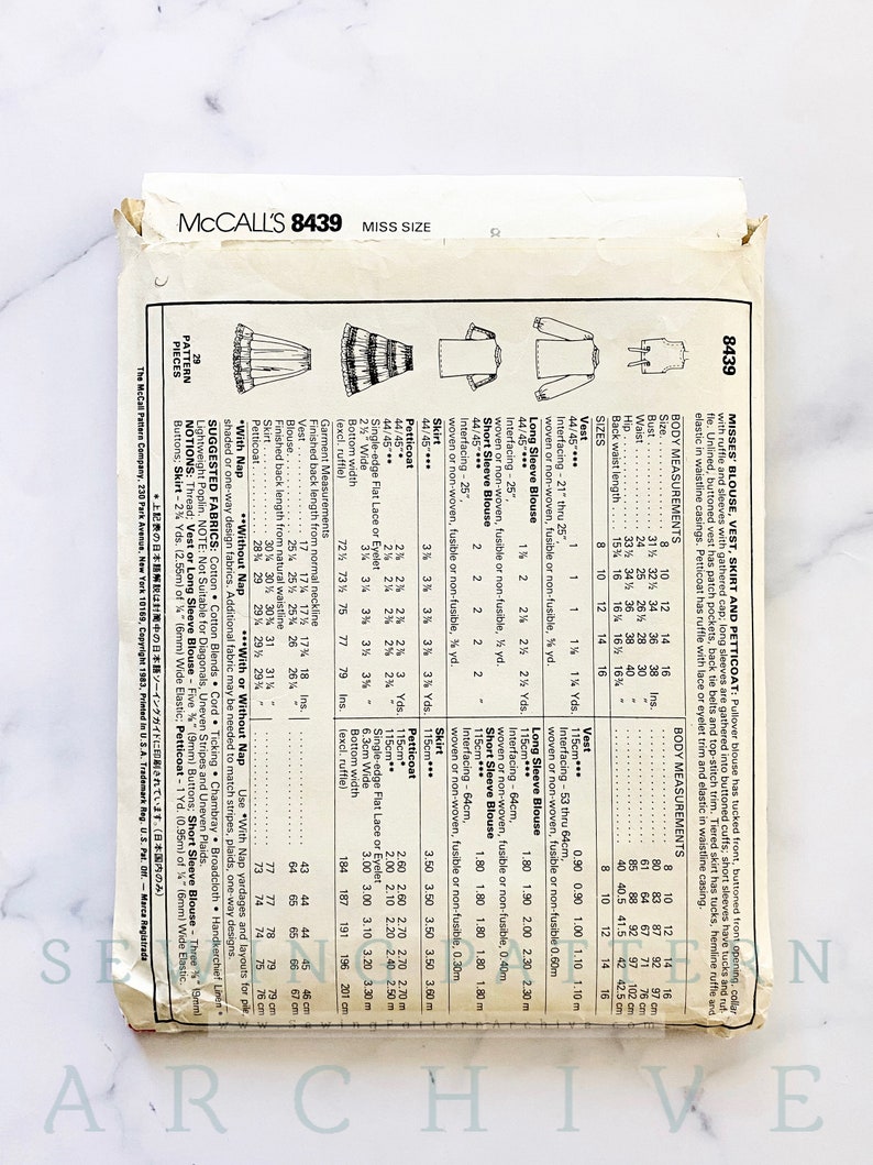 Op de afbeelding: Een vintage McCall's naaipatroon voor een damesblouse, vest, rok en petticoat. Het patroon is voor maten 8-16 en bevat instructies voor het maken van elk kledingstuk. Het patroon is gedrukt op een witte achtergrond met zwarte tekst en illustraties.