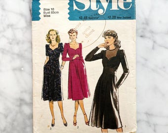 Style 2906 – 32.5 bust. 1970s style fit and flare dress with sweetheart neckline. Vintage sewing pattern.
